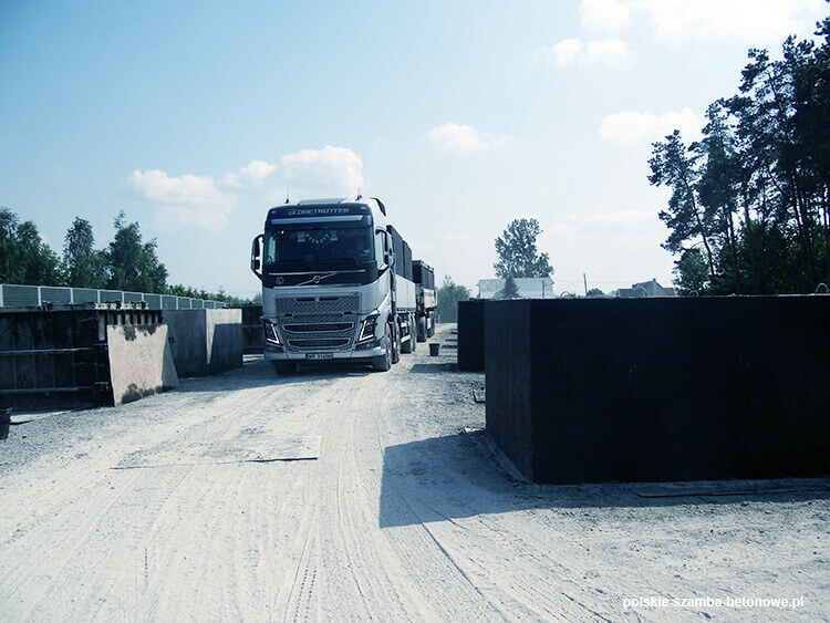 Transport szamb betonowych  w Stepnicy
